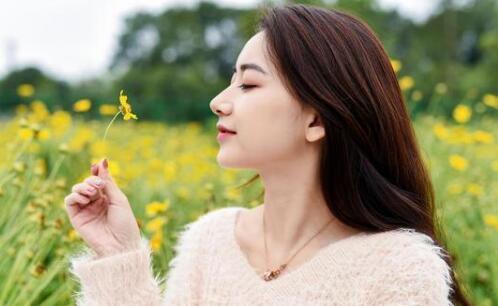 跟女生聊天怎么找话题不冷场?愉快聊下去